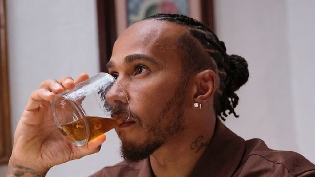 Lewis Hamilton bebiendo tequila
