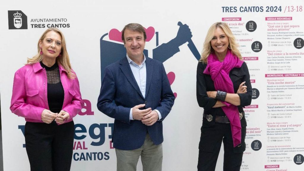 Marta Robles con el alcalde de Tres Cantos, Jesús Moreno García y la concejala de Cultura, Elisa Lidia Miguel