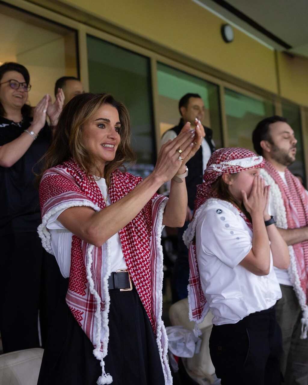 Rania de Jordania, camiseta fútbol, tendencias moda