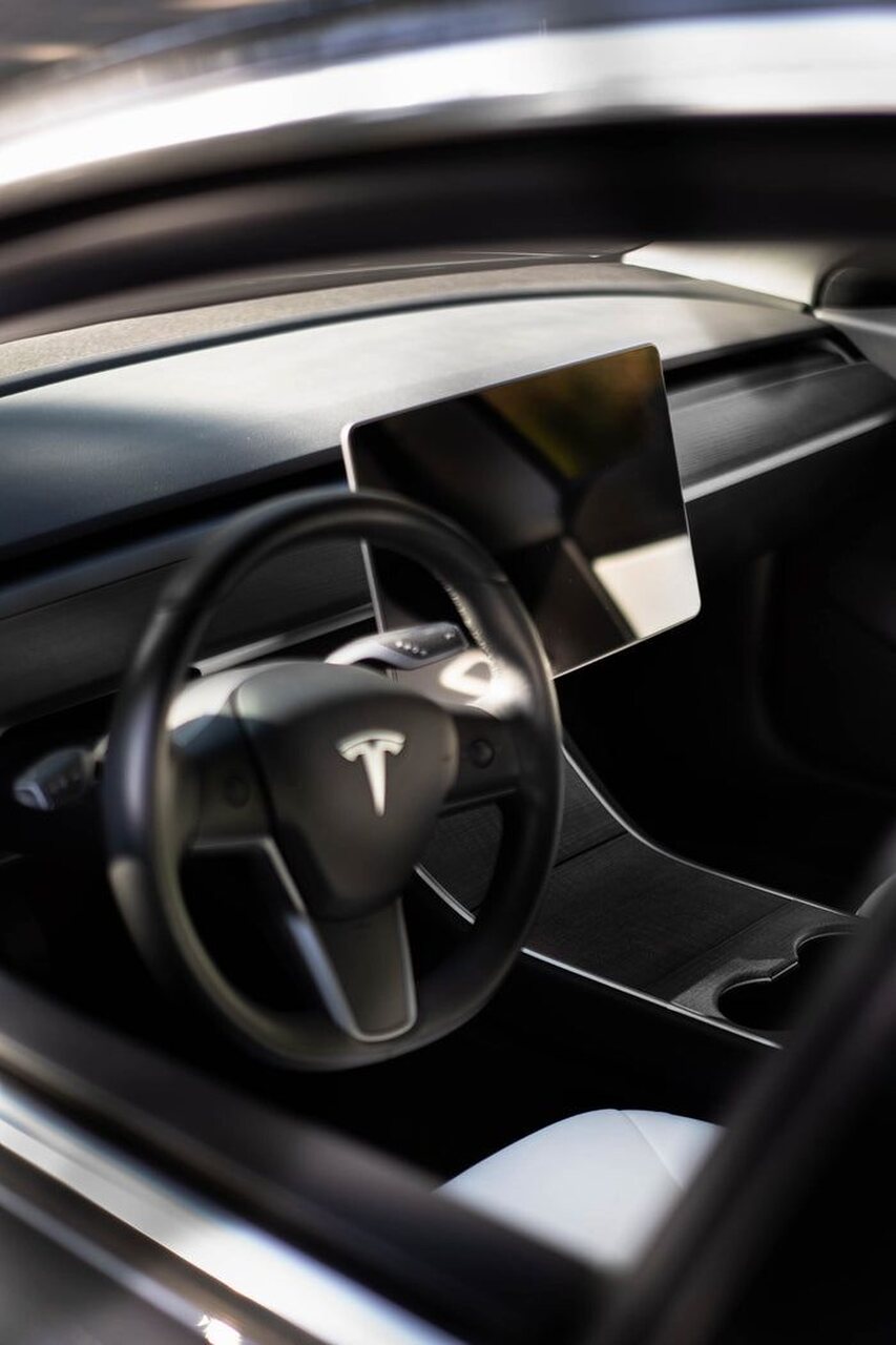 Tesla presenta un micrófono para cantar karaoke en el coche