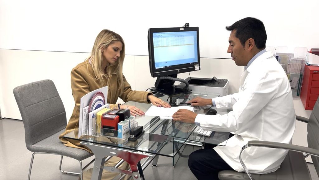 En la consulta de Dr. Gustavo Salazar en el hospital San Rafael de Madrid