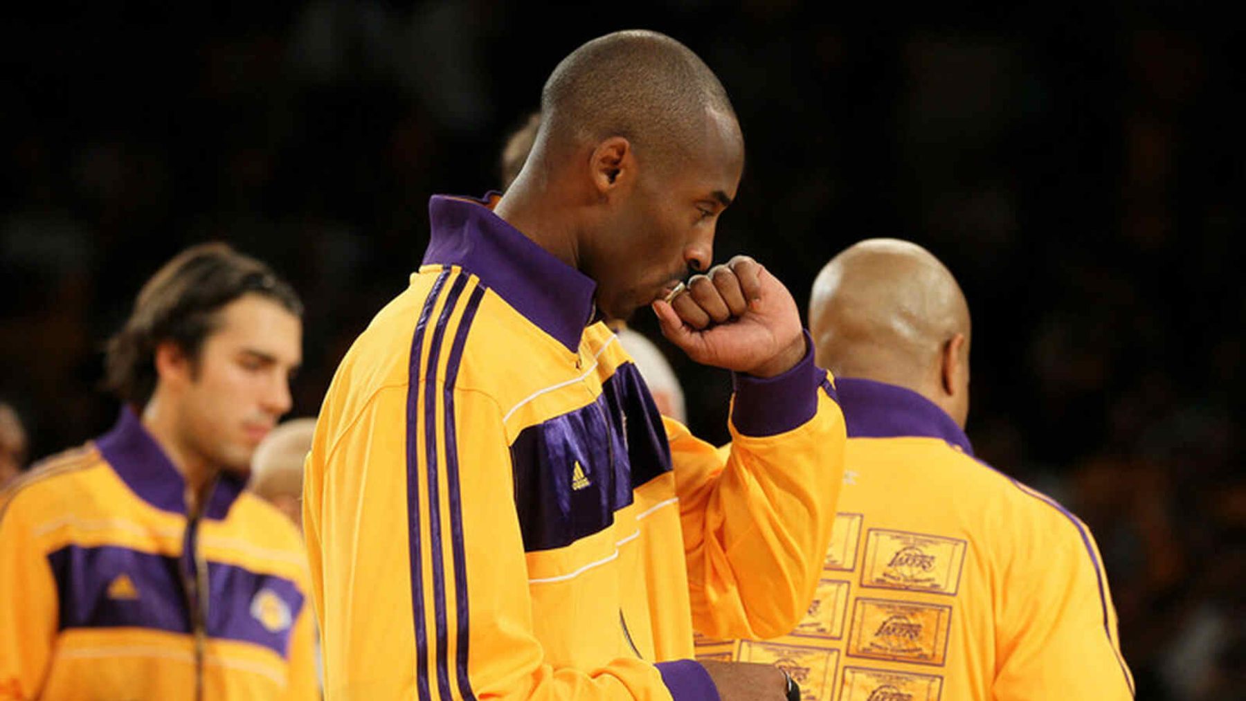 Kobe besando su anillo
