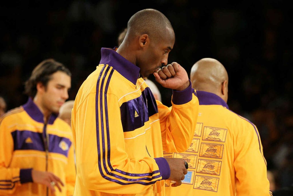 Kobe besando el anillo