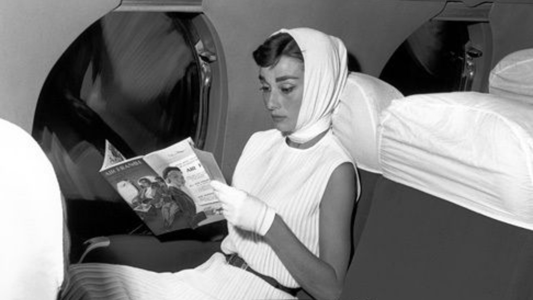 Audrey Hepburn leyendo
