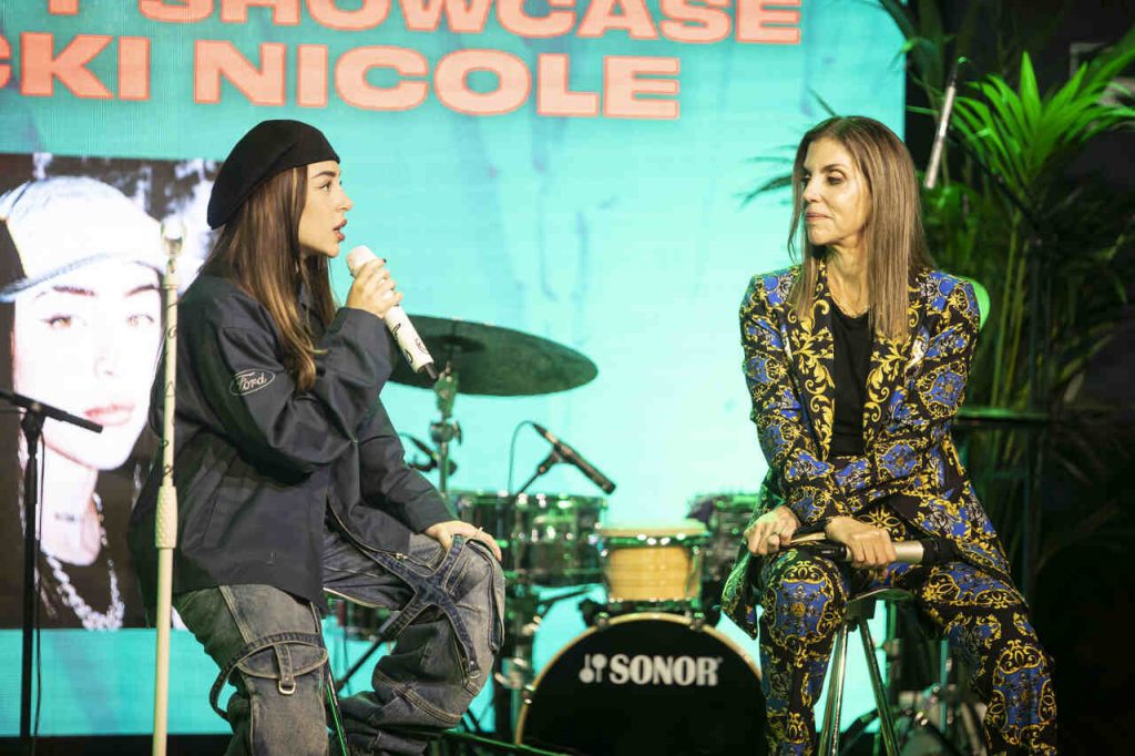 Leila Cobo con Nickie Nicole en el primer encuentro Billboard en Madrid