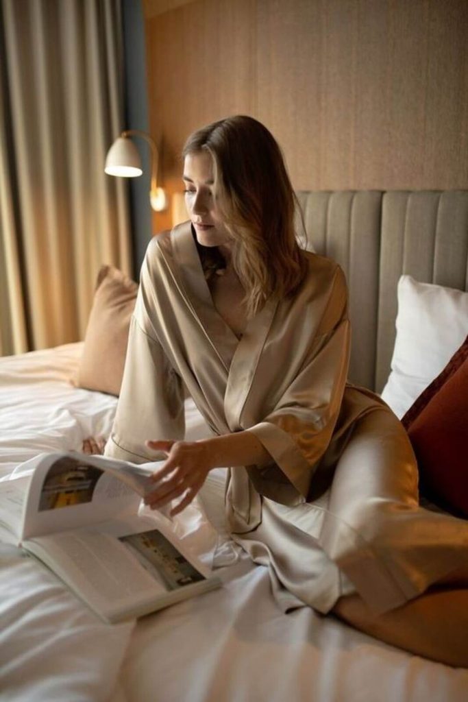 Mujer en cama con revista