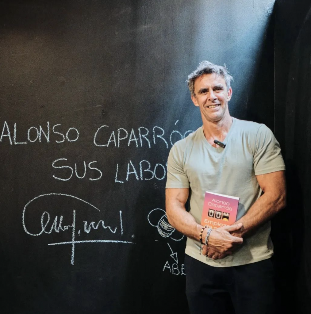 Alonso Caparrós con su segundo libro. 