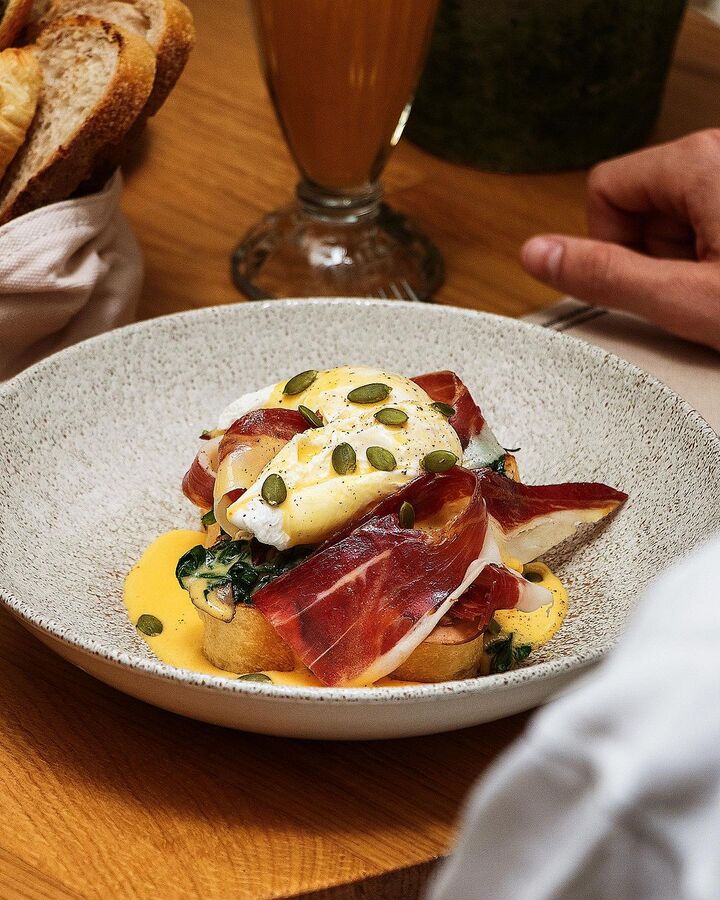 Huevos benedict, Frida