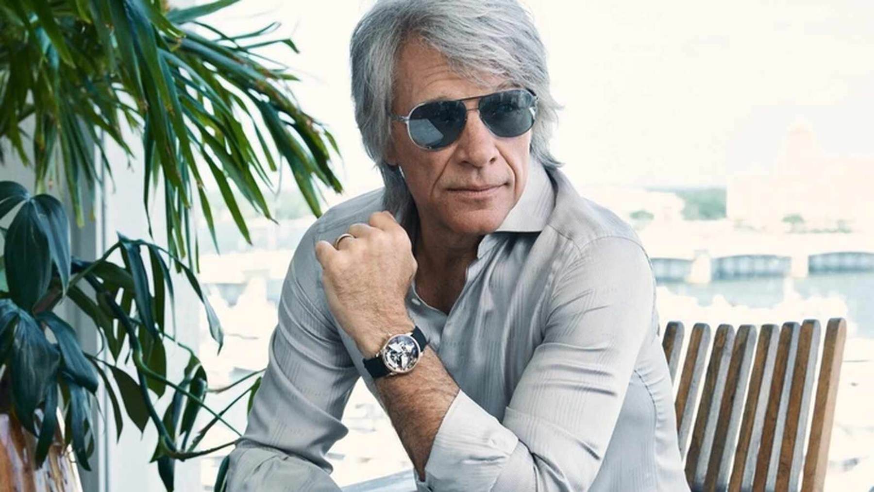 Bon Jovi posando con su reloj exclusivo