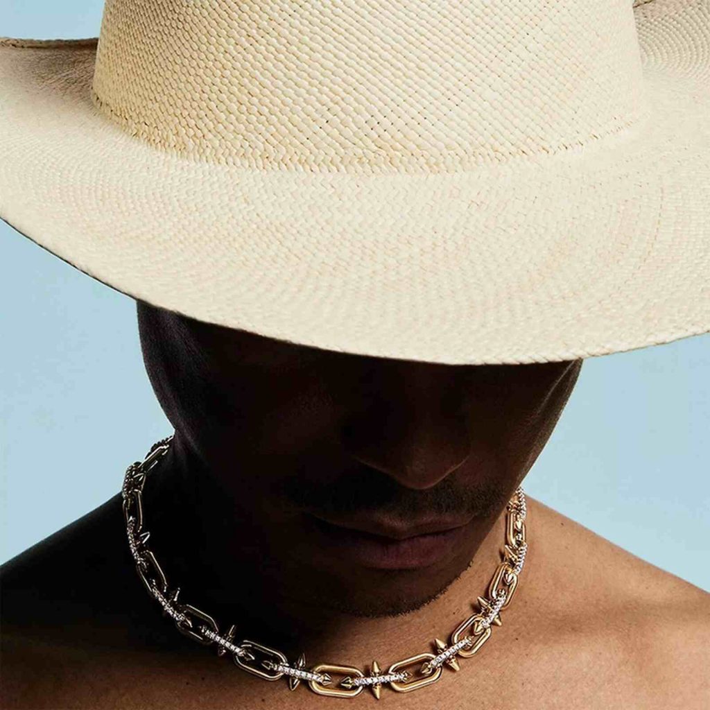 Pharrell con un collar de Tiffany's