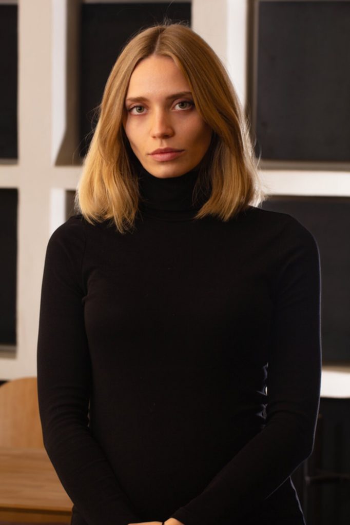 Isabella Potí con jersey negro