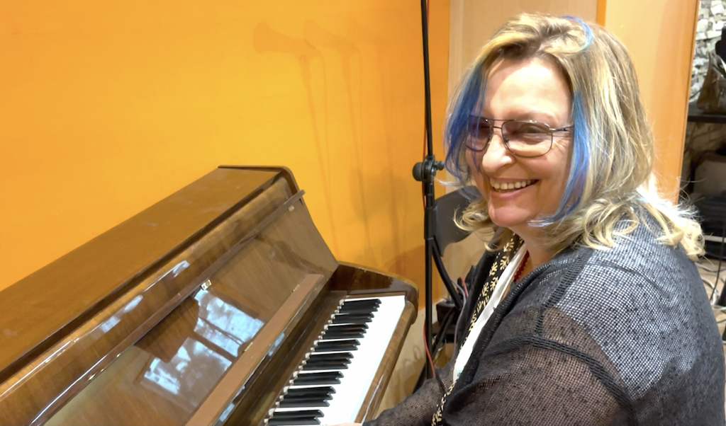Patricia Kraus tocando el piano en su estudio de grabación