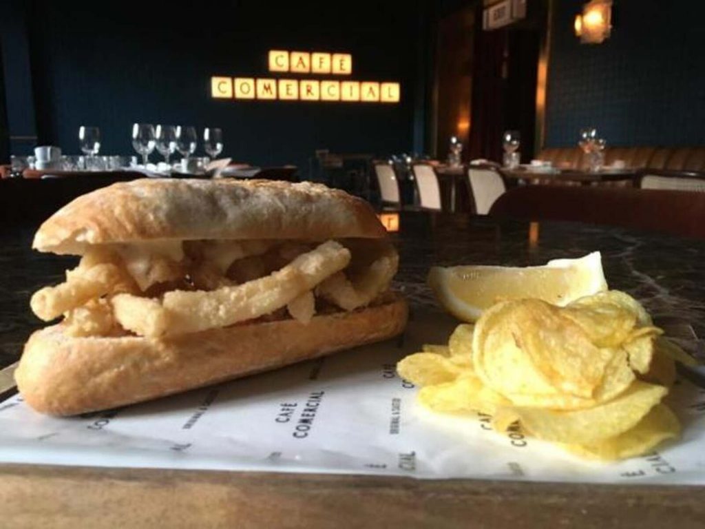 Bocadillo de calamares de Café Comercial