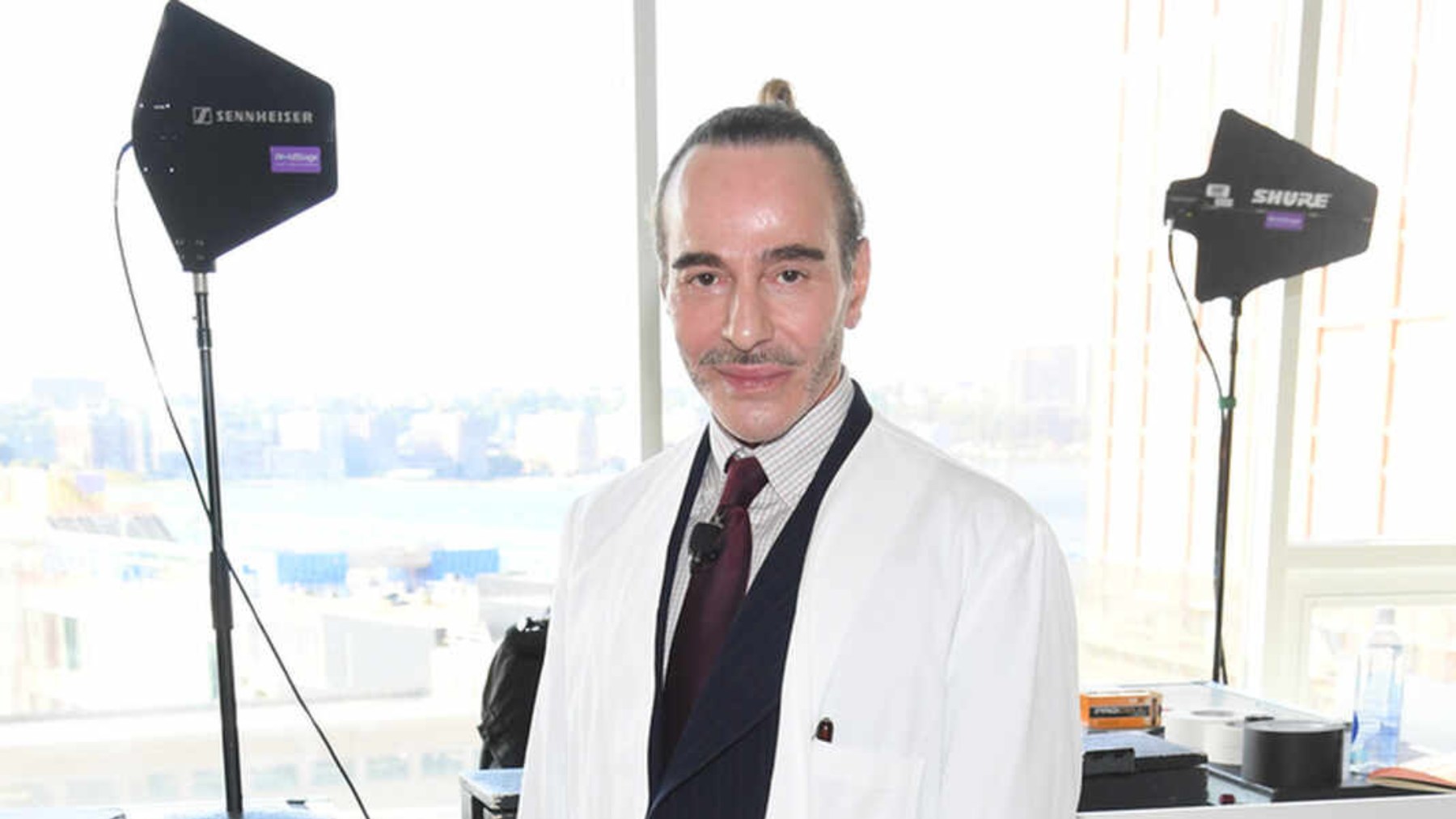 John Galliano posando