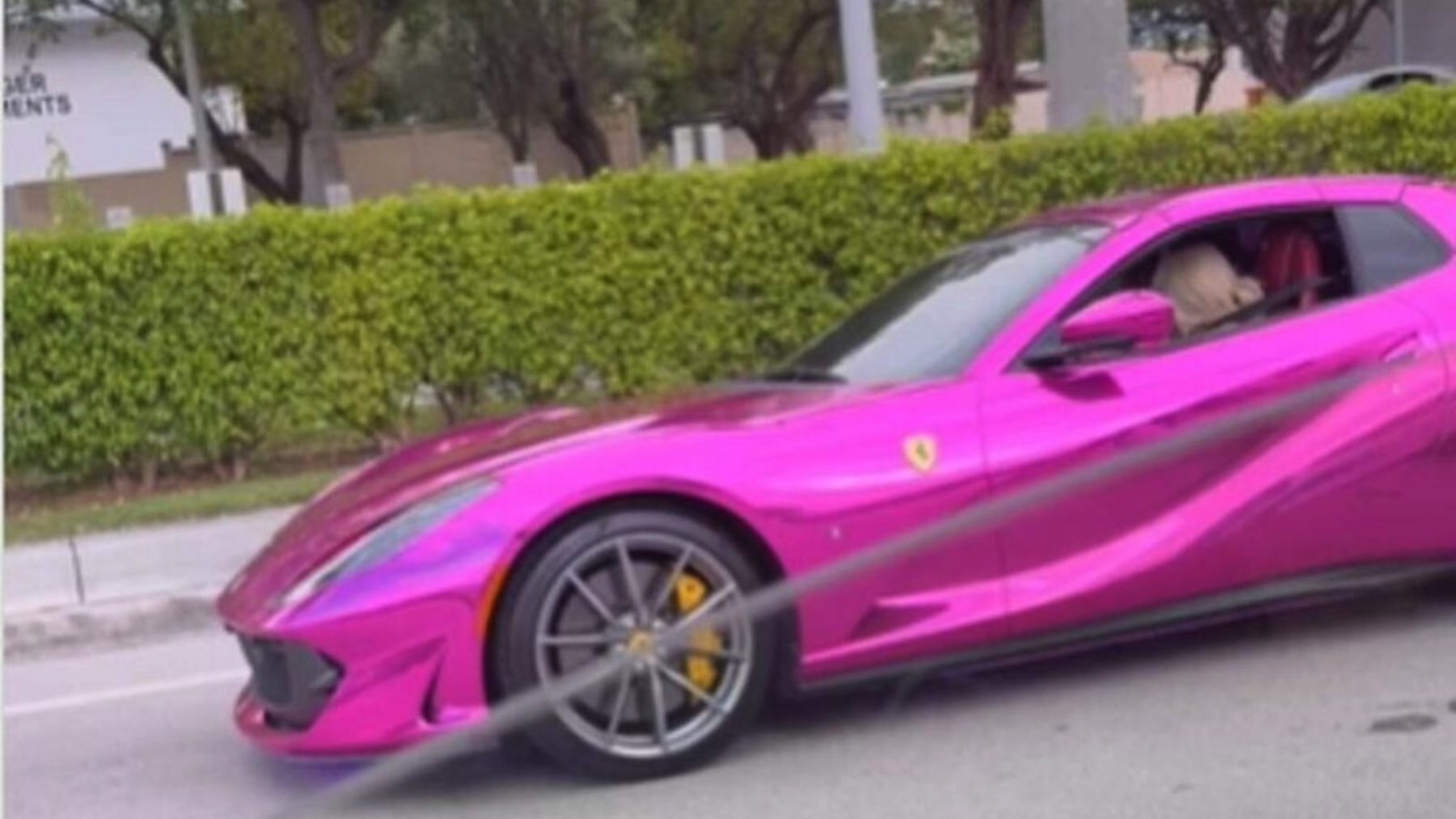 Este es el Ferrari viral de Karol G por el que la marca italiana puede vetarla de por vida