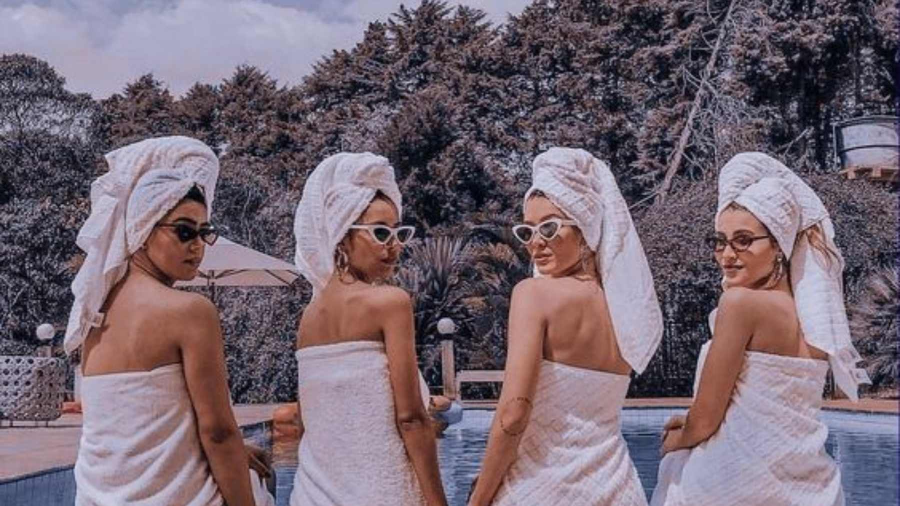 mujeres con toalla posando