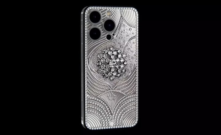 iPhone 15 Pro Max con diamantes