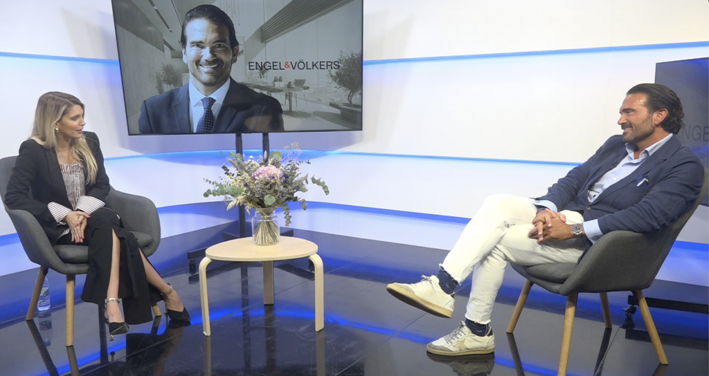 Fina Grosso entrevistando a Juan Galo Macià, CEO de Oficina de Juan Galo Macià, CEO de Engel & Völkers Iberia.