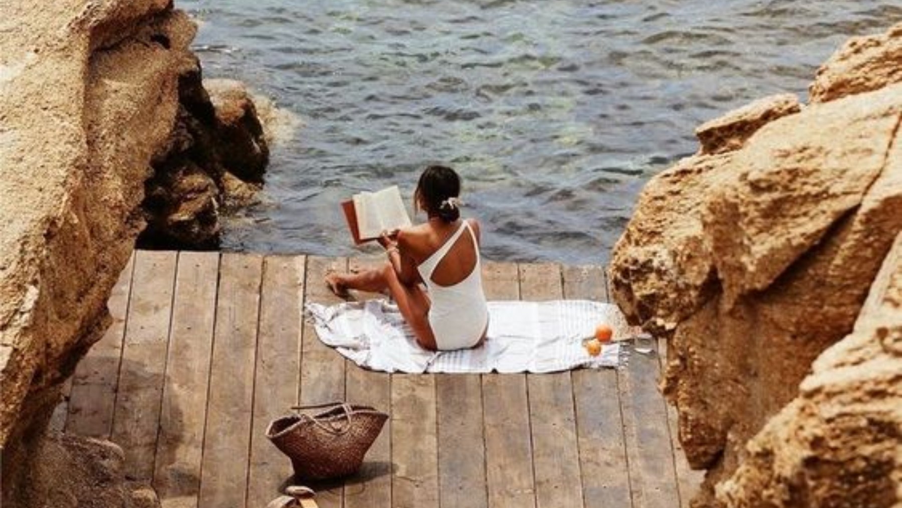 Mujer leyendo en la playa