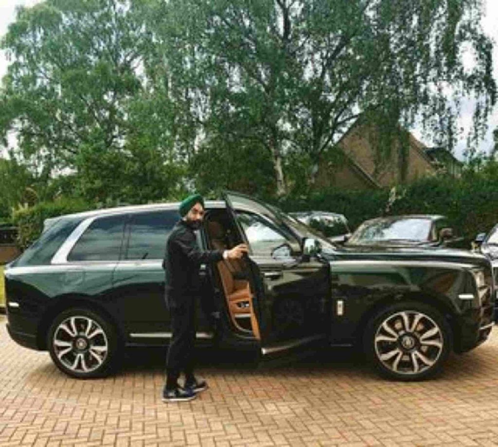 Reuben Seingh con el Rolls-Royce verde