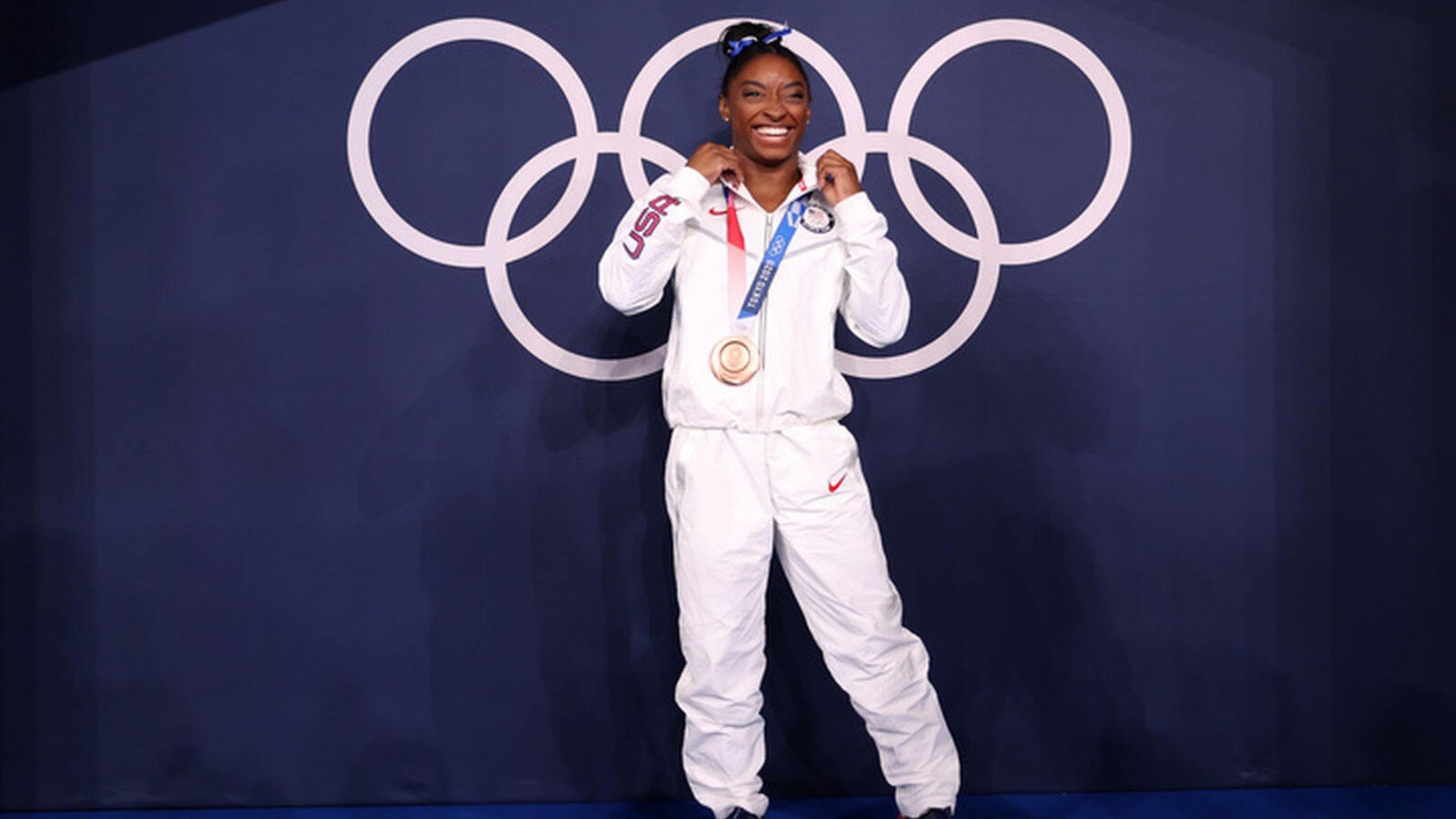 Simone Biles con una medalla en los Juegos Olímpicos