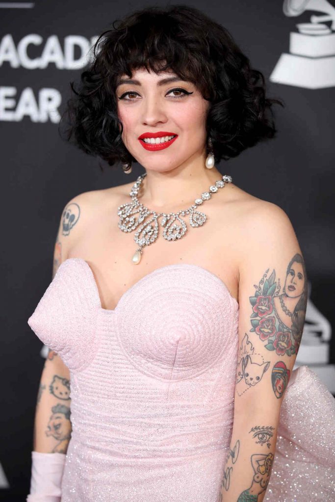 Mon Laferte de rosa