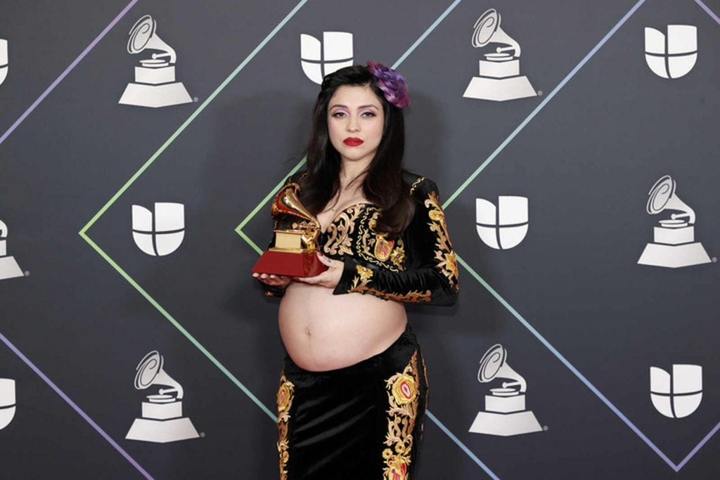 Mon Laferte con un Grammy