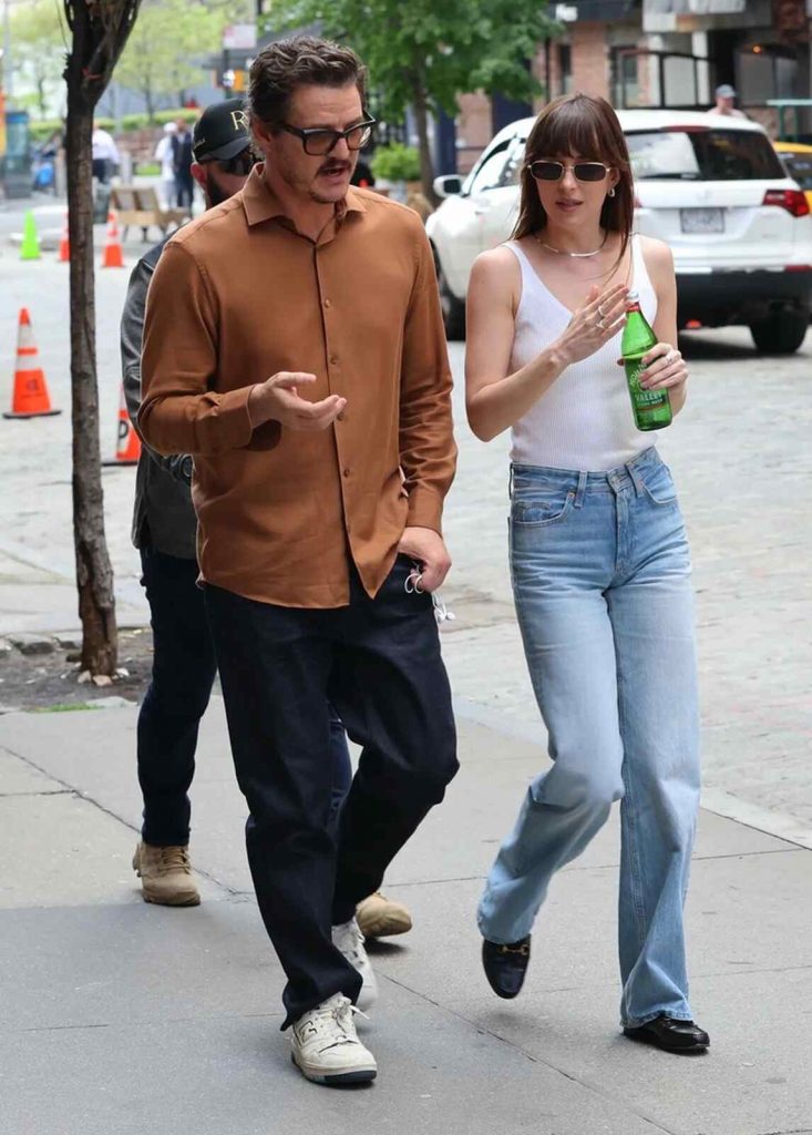 Pedro Pascal caminando por con las zapatillas para volver a la rutina