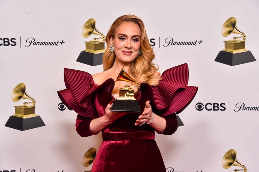 Adele con un Grammy