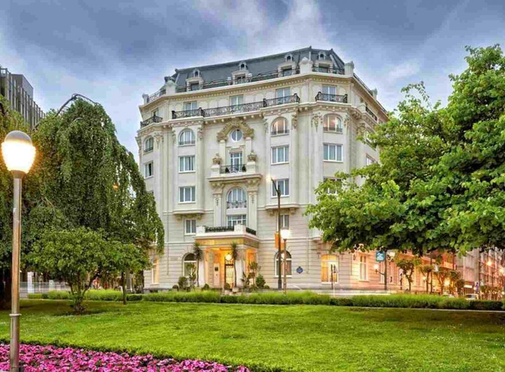 Fachada del hotel Carlton Bilbao en el que se alojó María Pombo