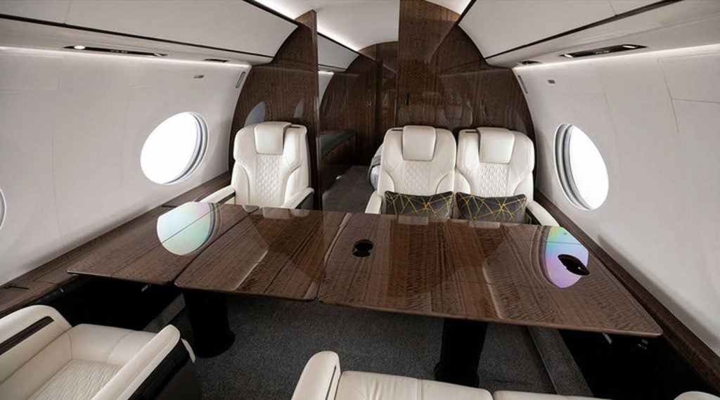 Mesa del interior del jet privado de Jeff Bezos