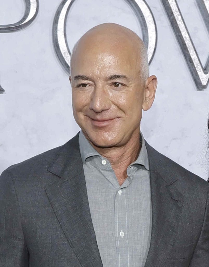 Jeff Bezos posando 