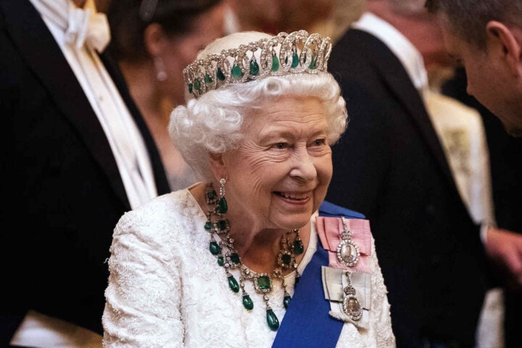 Reina Isabel II con una corona de esmeraldas