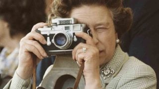 Isabel II con una cámara de fotos