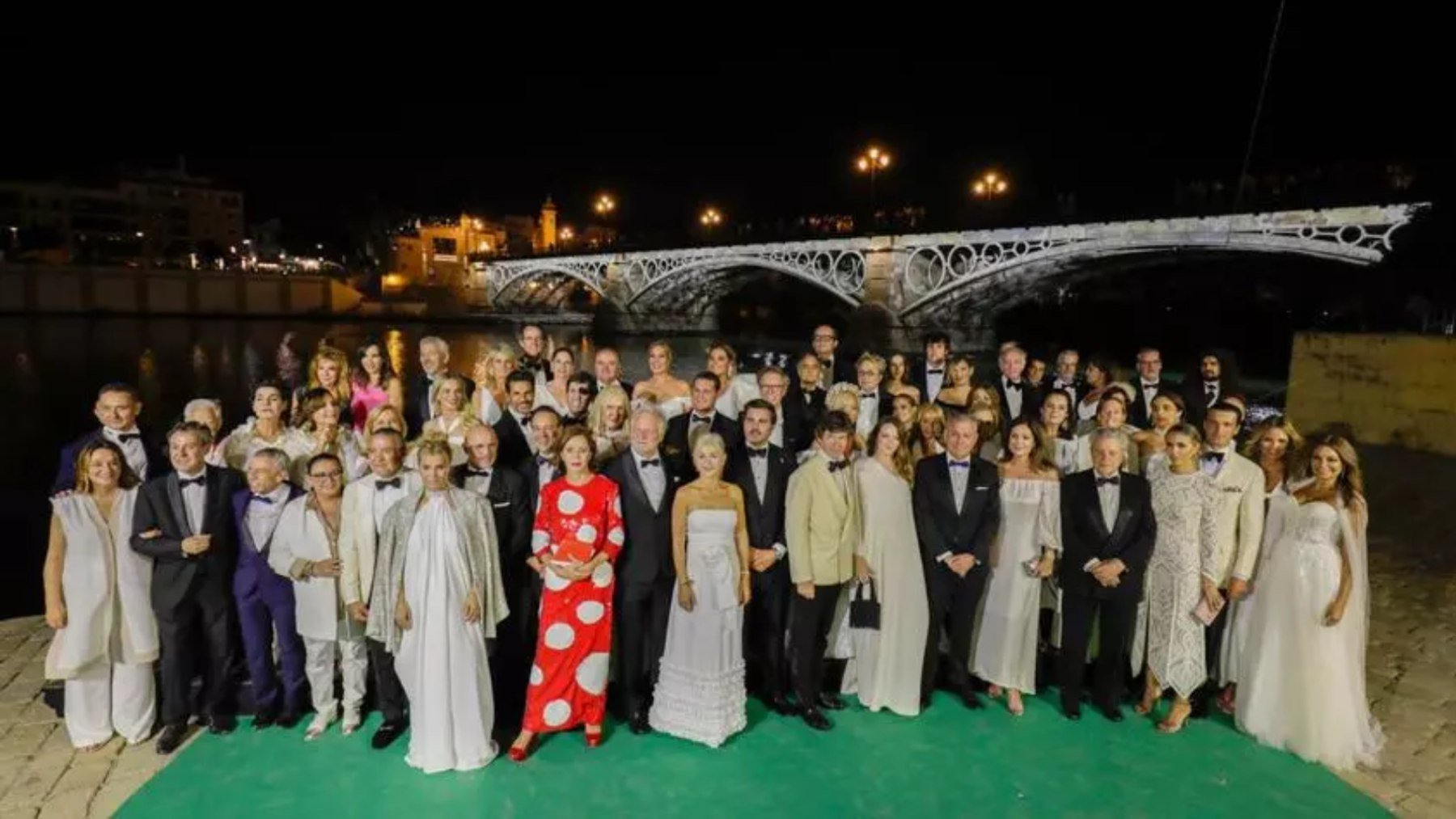 Sevilla vuelve a brillar bajo la atenta mirada del Puente de Triana en los Premios Escaparate