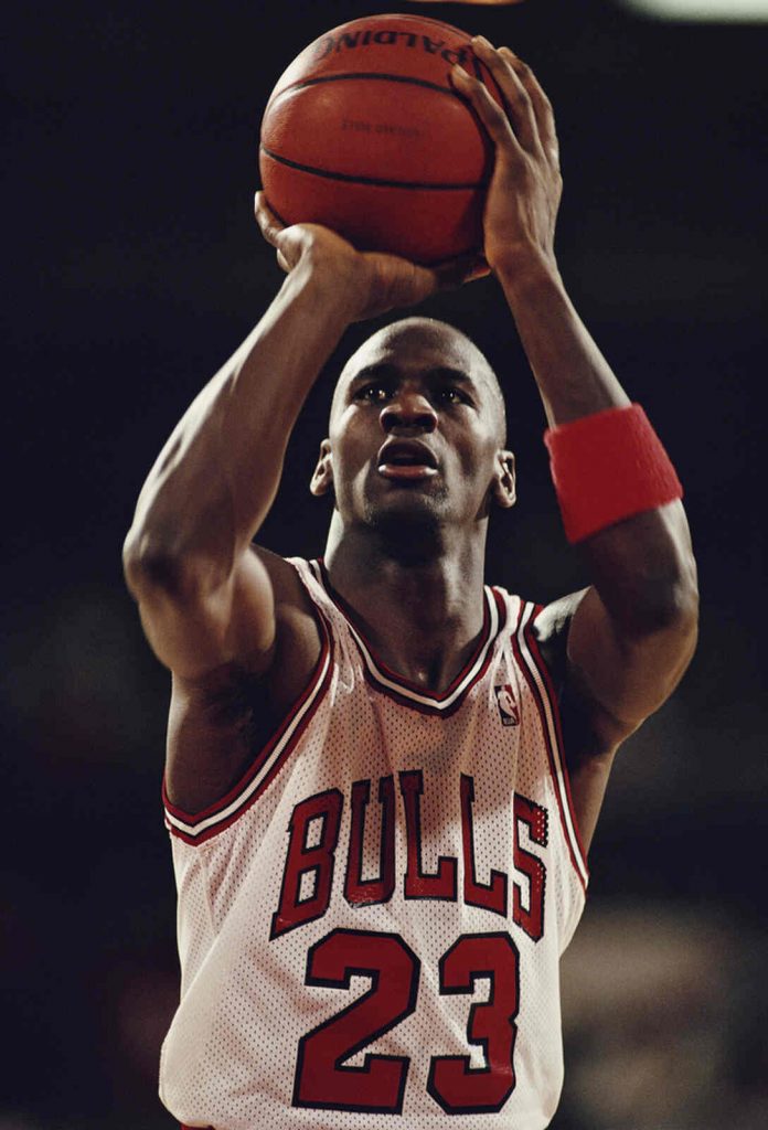 Michael Jordan jugando al baloncesto