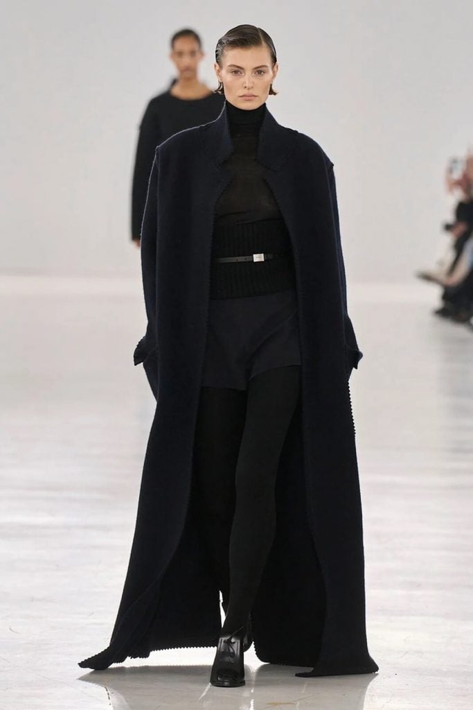 Abrigo negro del desfile de Max Mara de otoño