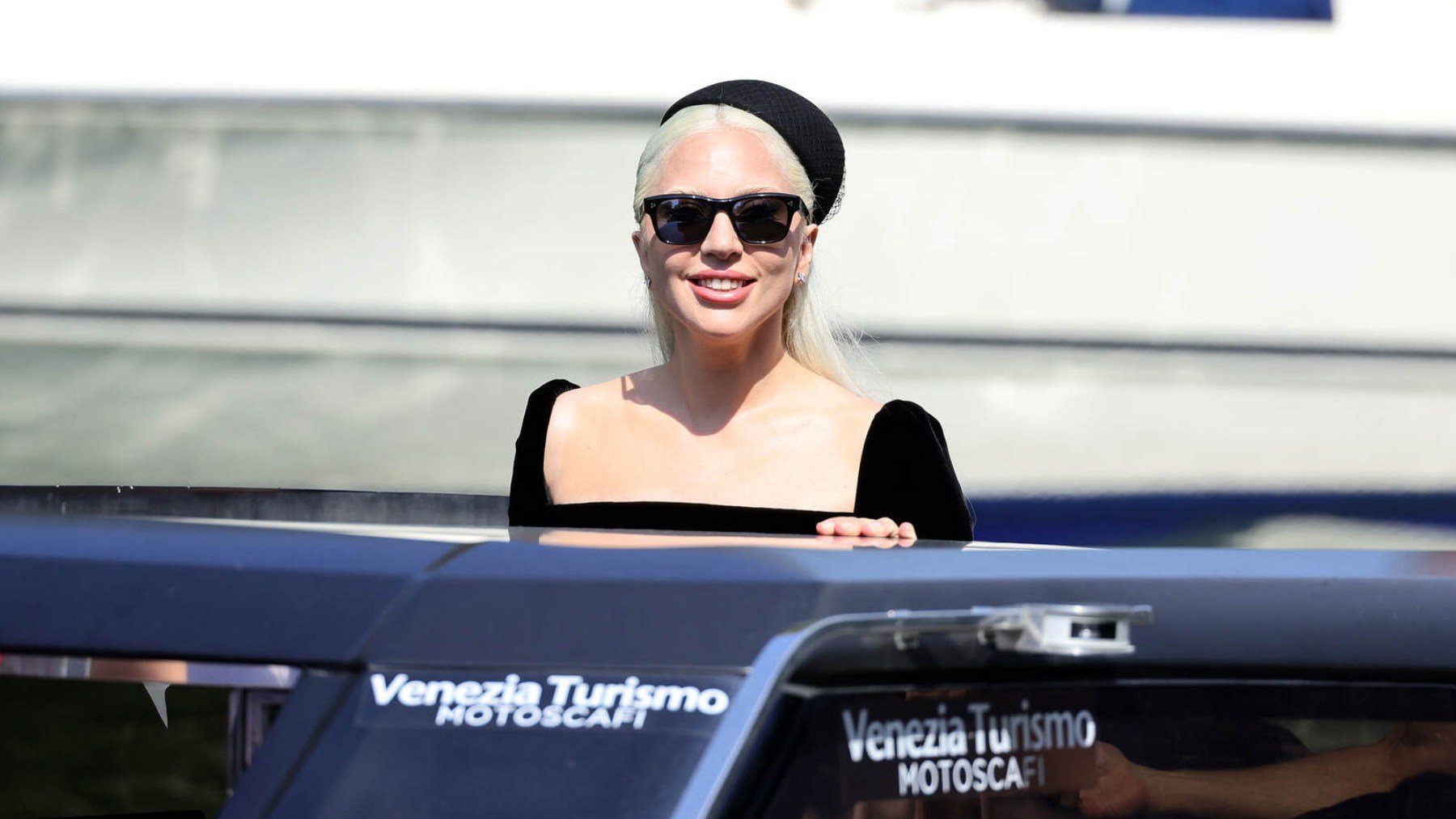 LAdy Gaga en un bote en benecia