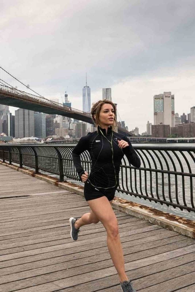 Mujer corriendo por Nueva York