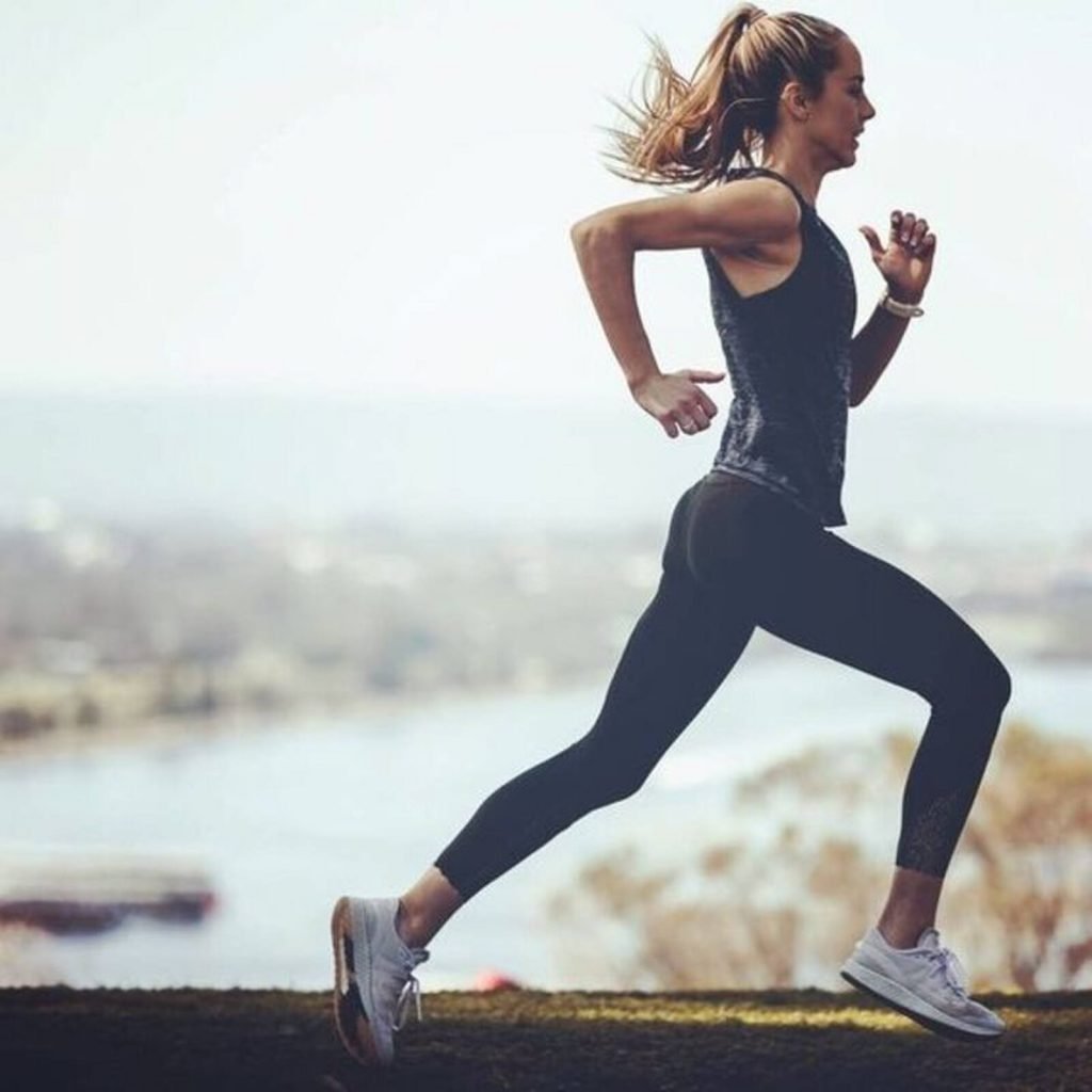 Mujer runner corriendo con calzado