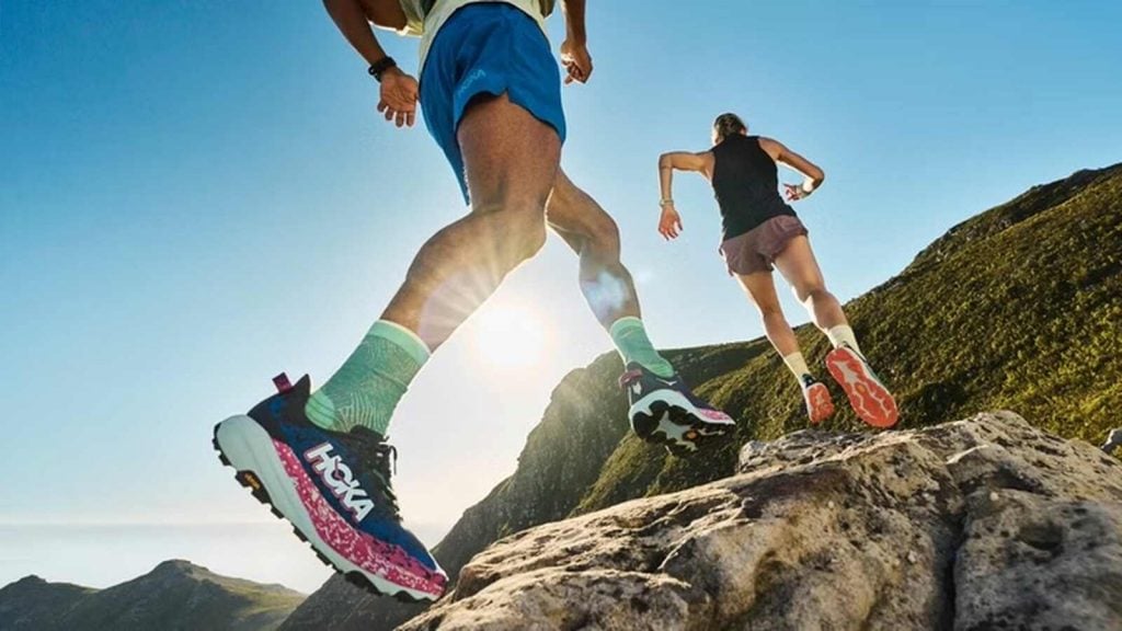 Dos personas corriendo por el monte con calzado de runner