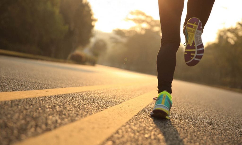 Runner con calzado en una carretera