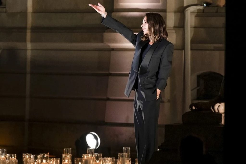 Victoria Beckham saludando en la París Fashion Week