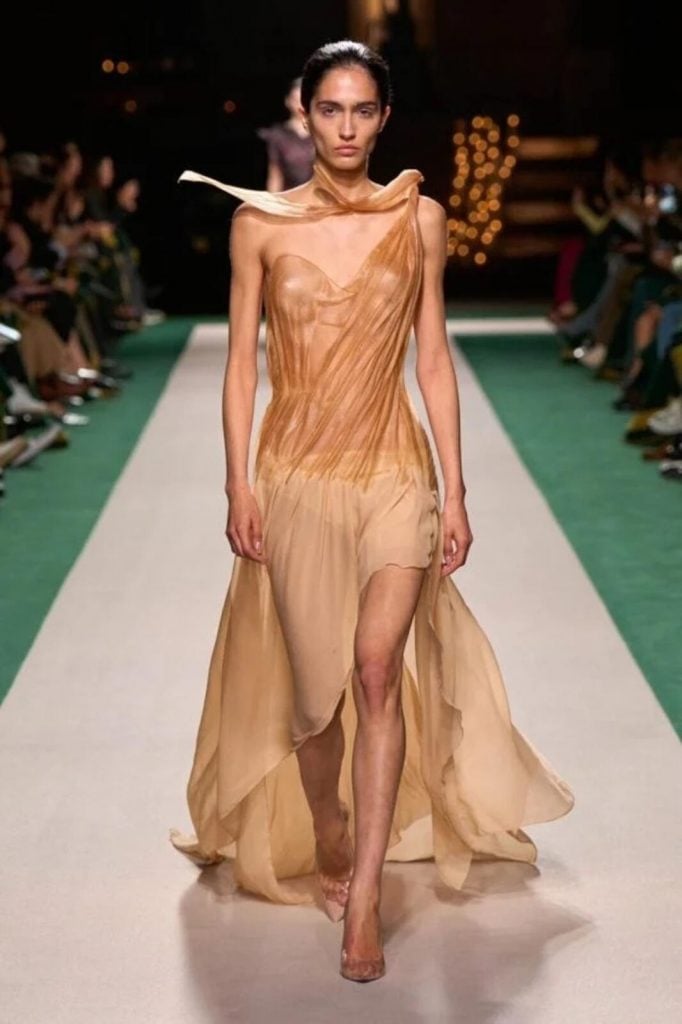 Vestido efecto agua del desfile de Victoria Beckham