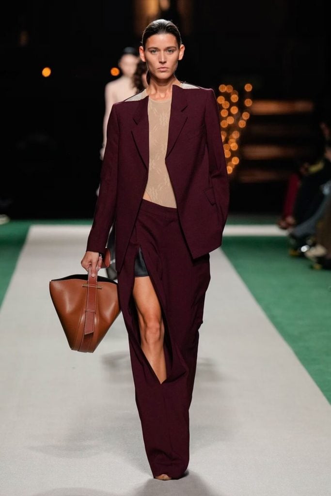 Look de sastrería del desfile de Victoria Beckham en la París Fashion Week