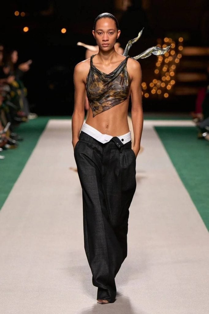 Top estilo Y2K del desfile de Victoria Beckham