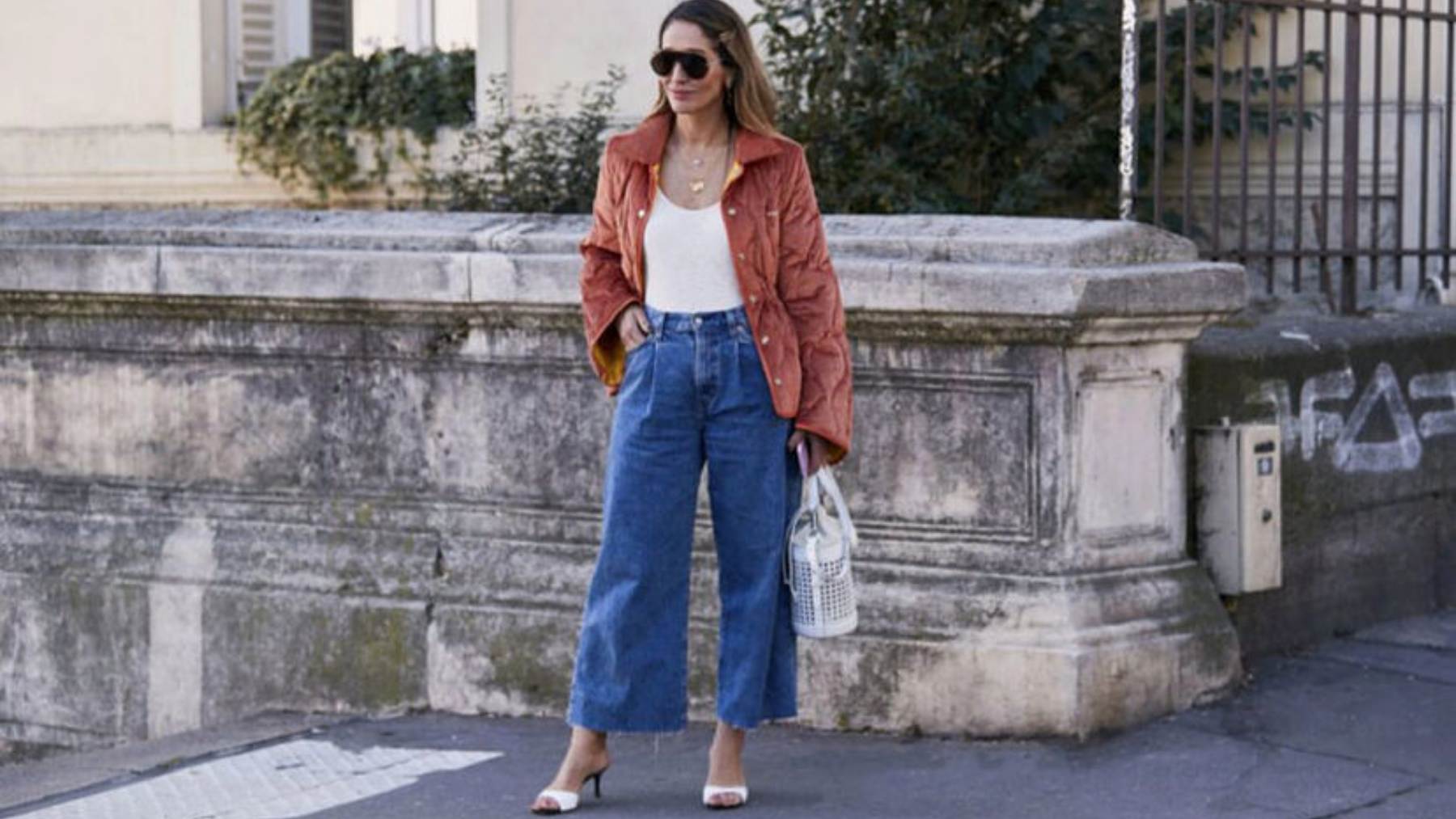 Mujer posando en la calle