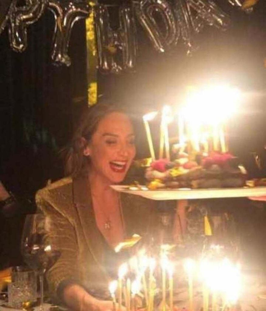 Tamara Falcó celebrando connuna tarta de la pastelería de Madrid Balbisiana