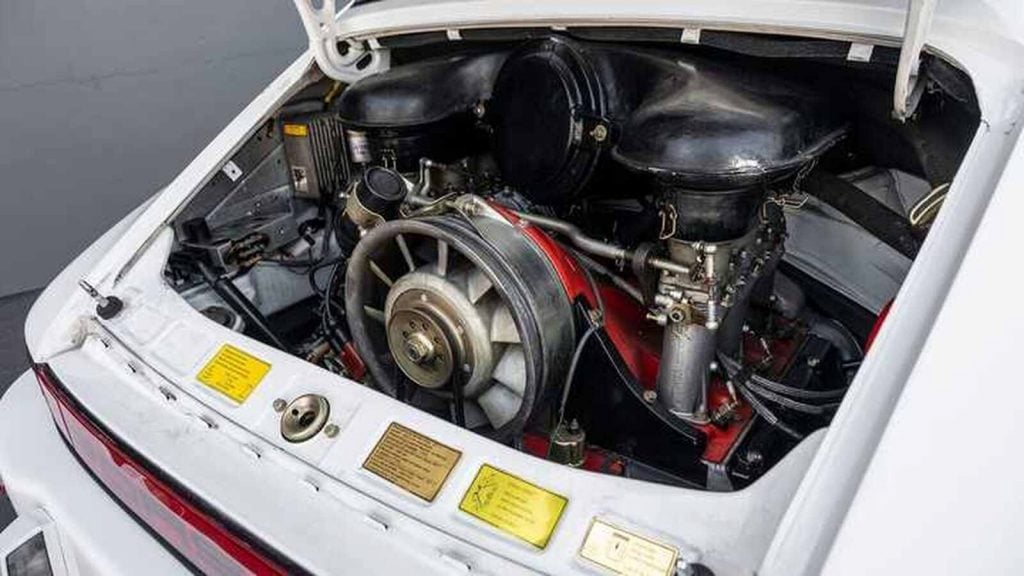 Motor del coche subastado de Rally