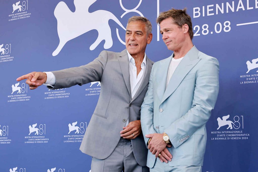 Brad Pitt posando con George Clooney